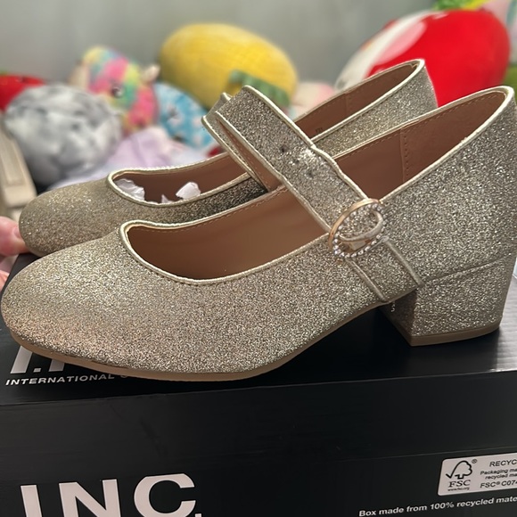 NWT- INC - Jade Beige Gold sparkly Shoe - Size 2 M - Picture 2 of 9